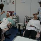 Las estudiantes de Imagen Personal demuestran cómo se trabaja