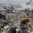 Un niño recoge plásticos acumulados en un vertedero en Marelan, al norte de Sumatra, en Indonesia. DEBI SAHPUTRA