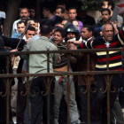 Un agente egipcio arresta a un manifestante en El Cairo.