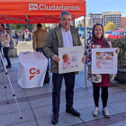 Fernández y Villarroel con carteles de la campaña de familias. P.I.