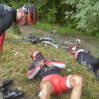 El francés Nacer Bouhanni, tumbado en el suelo tras sufrir una caída en la quinta etapa del Tour que le ha obligado a abandonar.