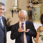 González contempla la Medalla de Oro junto al alcalde y otro miembro de la corporación.