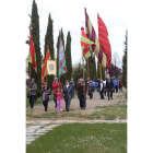 Los pendones desfilan camino de la Basílica de la Virgen.