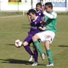 José Carlos, a la derecha, pugna por un balón con el jugador del equipo palentino Guille.