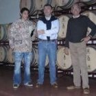 La enóloga Sandra Ayuso y los directores de la bodega, Bernabé Alonso y Joaquín López