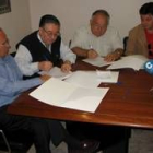 Enrique García, Julio Sanz, José Castro y Leandro Simón durante la firma del contrato de las obras