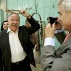 Rovira se coloca una corona de espinas durante el acto en Jerusalén