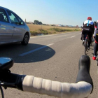 Dos ciclistas circulan por una carretera catalana.