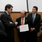Mañueco habla con el representante del Colegio de Abogados, Aníbal Fernández, y con el alcalde