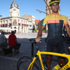 Andrés Turienzo posa con su bicicleta en la plaza Mayor de La Bañeza. RAMIRO