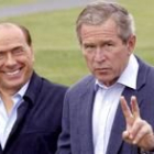 Silvio Berlusconi y George Bush, ayer, en Camp David, responden las preguntas de los medios