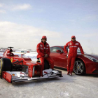 Fernando Alonso y Felipe Massa posando junto al nuevo Ferrari «F2012».