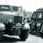 El Lancia con matrícula de Madrid de Herminio Rodríguez Sernández, bendecido por un sacerdote, durante una celebración de la festividad de San Cristóbal, patrón de los camioneros , en los años cincuenta.