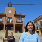 La alcaldesa, Silvia Blanco, ayer delante del Ayuntamiento de Valderas, donde llegó en 2013.
