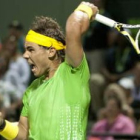 Rafa Nadal ejecuta uno de sus golpes ganadores frente a Federer en la semifinal de Miami.