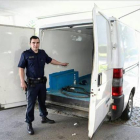 Un agente austriaco muestra la camioneta en la que viajaban los tres niños hallados en estado grave, este sábado, en Braunau (Austria).