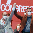 Pedro Sánchez, ayer, con Javier Lambán. JAVIER CEBOLLADA