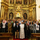 Todos los componentes de la Deportiva, con el rector de la basílica, se hicieron una foto de recuerd