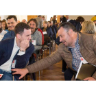 Javier Alfonso Cendón, a la izquierda, junto a Eduardo Morán, ayer en el comité provincial celebrado en Mansilla Mayor. FERNANDO OTERO PERANDONES