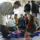 Francisco Fernández conversa con un grupo de niños en el Centro Cívico de León Oeste