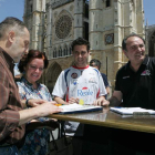 Los promotores recogiendo firmas ayer.