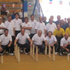 Miguel Ángel, segundo por la izquierda agachado, forma con el resto de jugadores de parejas.
