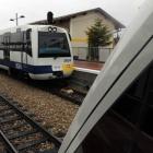 Dos trenes de Feve, en la estación de San Feliz de Torío, con salida y llegada de la capital leonesa.