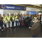 Los trabjadores de Spanair de Gran Canaria se concentraron hoy en las oficinas de atención al cliente de la compañía para protestar por la situación en la que se encuentran tras el cierre de actividades de la aerolínea el pasado viernes.