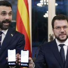 Torrent y Aragonés, con el documento de los presupuestos de Cataluña en sus móviles.