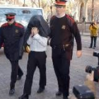 Imagen de archivo de uno de los acusados, en el momento de llegar a la Comisaría de Policía