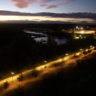 Imagen nocturna del paseo del río, en el que también se instalarán nuevas luminarias. MEDINA