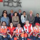 Los coordinadores de Cruz Roja, con la alcaldesa y demás autoridades con varios voluntarios.