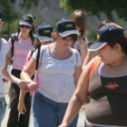 Jóvenes videntes e invidentes camino del Bosque de los Sueños.