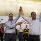 César Luena y Luis Tudanca, ayer, en el acto central de campaña en Segovia.