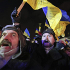 Decenas de personas se manifestaban ayer en la plaza de la Independencia en Kiev.