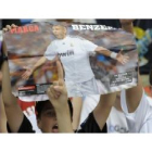 Aficionados del Madrid con un póster de Benzema durante la presentación.