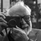 El editor argentino residente en España Mario Muchnik, manejando su vieja «Leica»