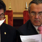 Agustín Rajoy, a la derecha de la imagen, durante la celebración del Pleno de ayer.