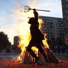 Los diables de La Sagrera encienden la hoguera en la plaza de Elx.