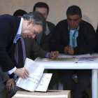 El presidente colombiano, Juan Manuel Santos, este domingo, votando en un colegio de Bogotá.