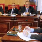 Silván y López Benito observan a Rajoy, ayer, con el interventor en primer término