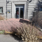 La entrada principal a la sede del Museo de la Energía presenta un importante deterioro. L. DE LA MATA