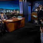 El presidente de los Estados Unidos Barack Obama habla con el presentador de televisión Jimmy Kimmel.