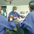 Profesionales sanitarios del Clínico de Valladolid realizando un trasplante de corazón en 2012.