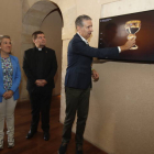 Raquel Jaén, directora del Museo de San Isidoro, el abad Luis García, y el director de HP, Miguel Ángel Turrado. RAMIRO