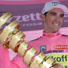 Un sonriente Contador sostiene el dorado trofeo que le acredita como campeón del Giro.