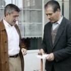 El candidato socialista, Francisco Fernández, conversa con los vecinos de San Mamés
