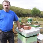 Carlos Serrano posa en una explotación apícola propiedad de un familiar.