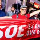Simpatizantes del PSOE en la puerta de la sede en la calle Ferraz, de Madrid.