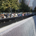 El público pudo visitar ayer por primera vez las fuentes que recuerdan las torres gemelas.